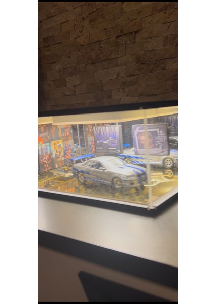 Garaj Seti 1:18 | LED Işıklı Koleksiyon Vitrini – Nissan Skyline R34 Diecast Model Araba ve Özel Tasarım Fast & Furious Temalı Display Kutusu modelleri