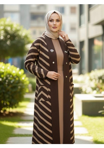 Kadın Tesettür Düğme Detaylı Uzun Çizgili Hırka Kahverengi Standa