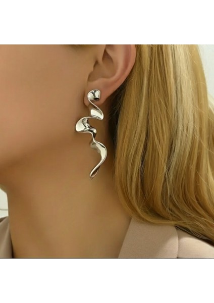 Modern Asimetrik Dalga Formlu Uzun Kadın Küpe – Gümüş Kaplama Hafif Tasarım