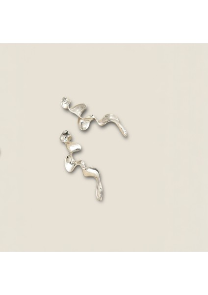 Modern Asimetrik Dalga Formlu Uzun Kadın Küpe – Gümüş Kaplama Hafif Tasarım fiyatları