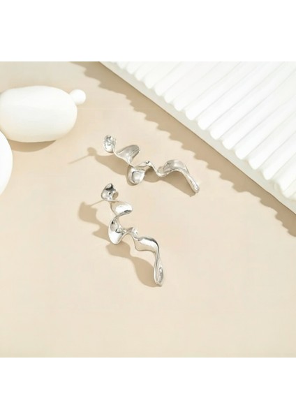 Modern Asimetrik Dalga Formlu Uzun Kadın Küpe – Gümüş Kaplama Hafif Tasarım modelleri