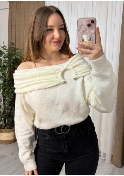 Halka Detaylı Omuz Açık Triko Kazak