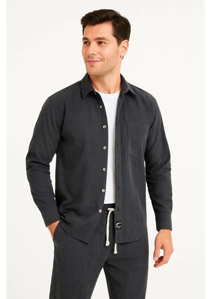 Erkek Kadife Oversize Takım – Gömlek ve Pantolon Ikili Set Corduroy Şıklığı, Rahat ve Zarif Duruş Yumuşak Dokulu Kadife Kumaş, Düğmeli Gömlek Üst ve Lastikli Pantolon Alt Parça ile Gün Boyu Konfor