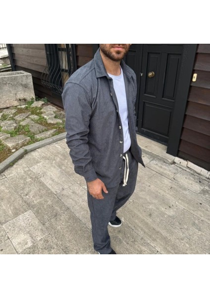 Erkek Kadife Oversize Takım – Gömlek ve Pantolon Ikili Set Corduroy Şıklığı, Rahat ve Zarif Duruş Yumuşak Dokulu Kadife Kumaş, Düğmeli Gömlek Üst ve Lastikli Pantolon Alt Parça ile Gün Boyu Konfor modelleri