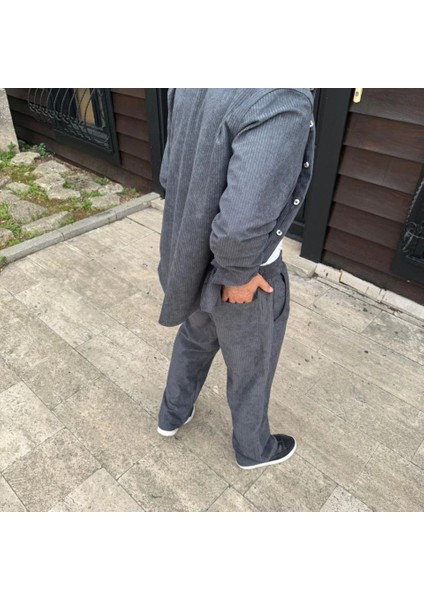 Erkek Kadife Oversize Takım – Gömlek ve Pantolon Ikili Set Corduroy Şıklığı, Rahat ve Zarif Duruş Yumuşak Dokulu Kadife Kumaş, Düğmeli Gömlek Üst ve Lastikli Pantolon Alt Parça ile Gün Boyu Konfor fırsatları