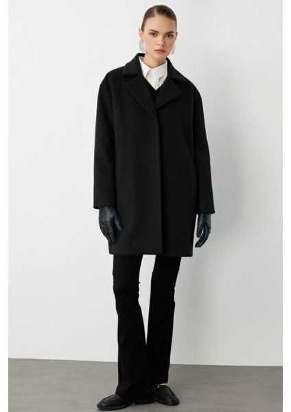 Çıt Çıt Kapamalı Siyah Yünlü Kısa Kaşe Kaban