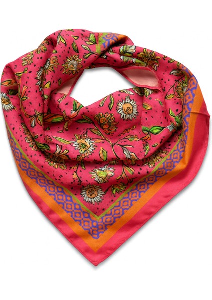 Pembe Zemin Çiçek Desenli Renkli Kare Fular