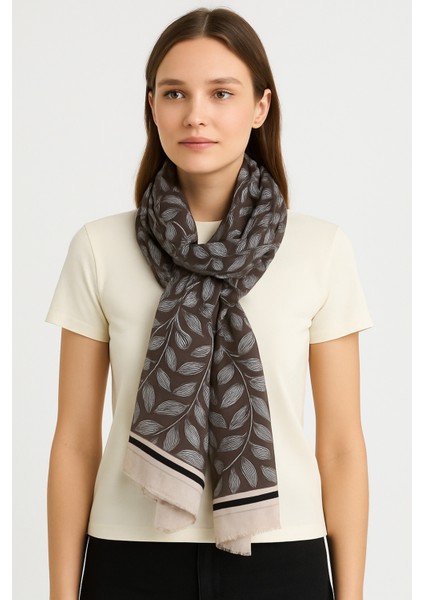 Kadın Yaprak Desenli Şal – Kahverengi Pudra Kenarlı Modern Tasarım