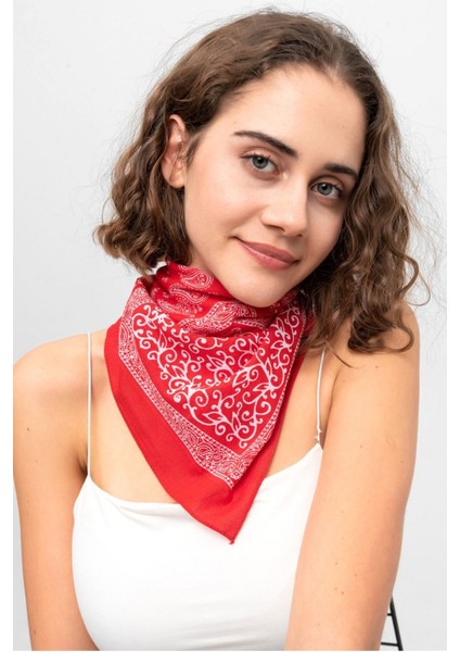 Kırmızı Beyaz Patchwork Paisley Desenli Bandana fiyatları