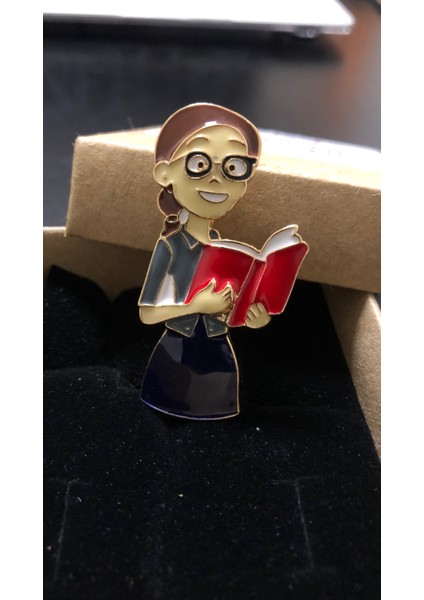 Öğretmen Broş, Gözlüklü Kitap Okuyan Kadın Broş