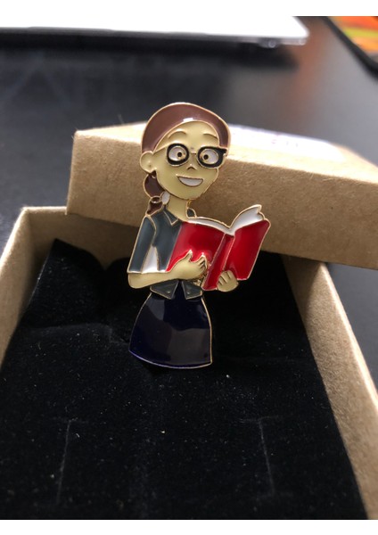 Öğretmen Broş, Gözlüklü Kitap Okuyan Kadın Broş fiyatları