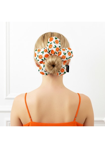 El Yapımı Portakal Desenli Beyaz Çiçek Scrunchie Topuz Tokası