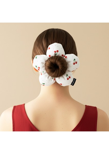 El Yapımı Kiraz Desenli Beyaz Çiçek Scrunchie Topuz Tokası
