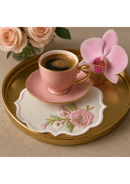 Pudra Çiçek Nakışlı Zarif Kahve Sunum Peçetesi – El Işçiliği Premium Model