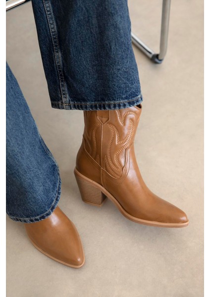 Hadley Kadın Kırışık Deri Topuklu Bot Camel modelleri