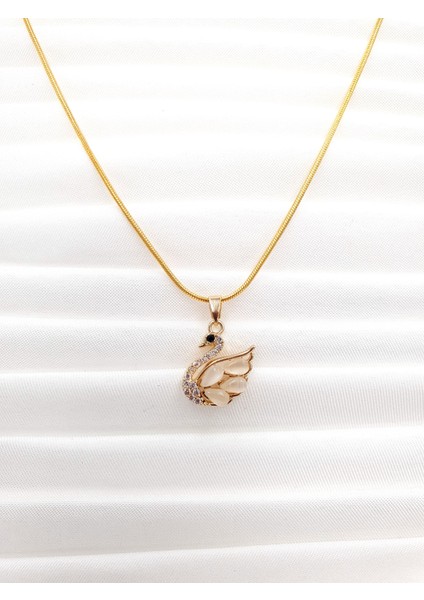 Kuğu Figürlü Altın Kolye – Zirkon Taşlı, Inci Efektli Kanat, Zarif Tasarım