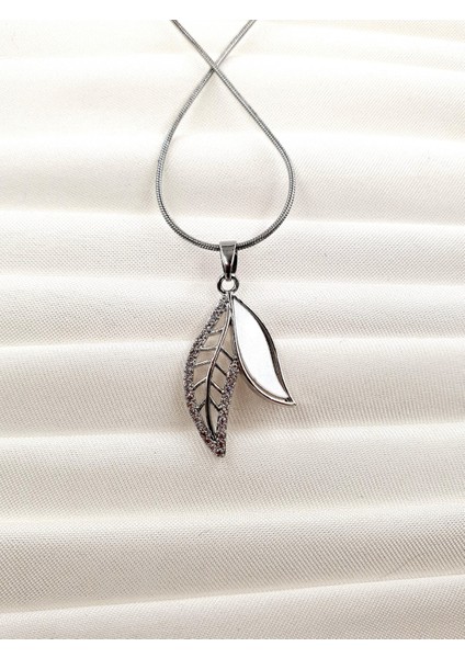 Altın Kalp Kolye – Zarif Yılan Zincirli, Şık ve Zamansız Tasarım