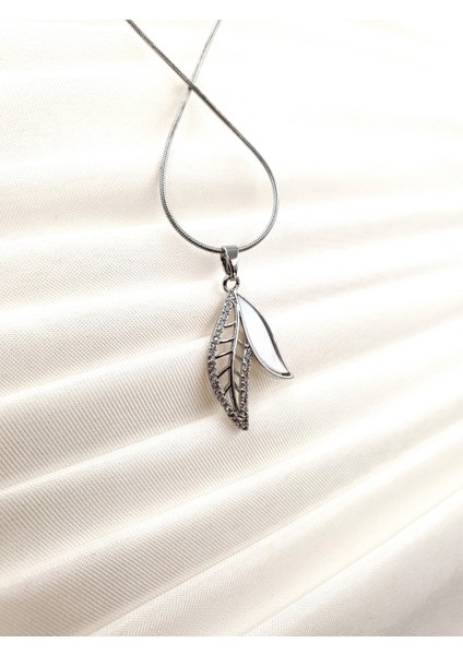 Altın Kalp Kolye – Zarif Yılan Zincirli, Şık ve Zamansız Tasarım fiyatları