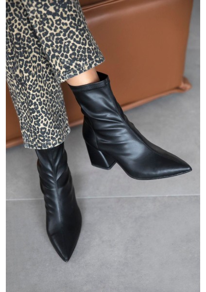 Garcia Kadın Streç Sivri Kalıp Deri Bot Siyah fiyatları