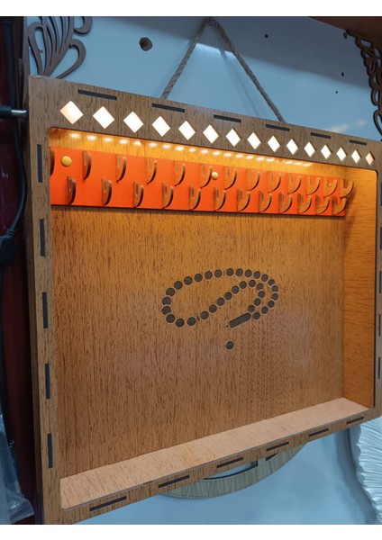 Tesbih Dolabı Işıklı Tesbih Standı 23 Askılı Adaptör Dahil ( Kahverengi ) modelleri