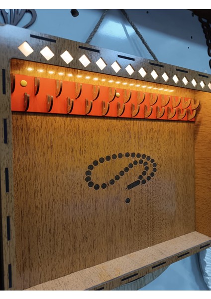 Tesbih Dolabı Işıklı Tesbih Standı 23 Askılı Adaptör Dahil ( Kahverengi ) indirimleri