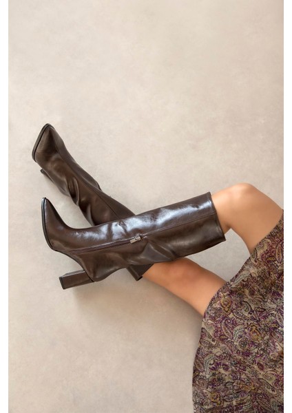 Nicola Kadın Sivri Burun Kırışık Deri Çizme Kahve