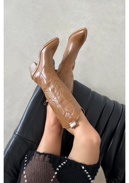 Ruby Kadın Nakış Detay Kırışık Deri Çizme Camel