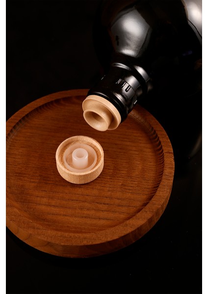 750ML Ahşap Stantlı Black Elite Serisi Vintage Başlıklı Siyah Cam Zeytinyağı Şişesi