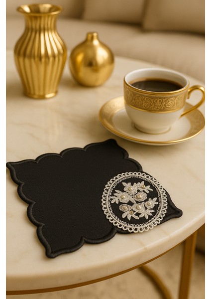 El Emeği Poppy Sunum Matı – Inci Taşlı Oval Çerçeve Işleme, Özel Tasarım Siyah Altlık