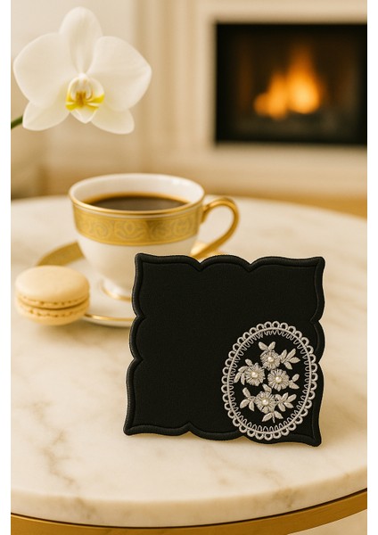 El Emeği Poppy Sunum Matı – Inci Taşlı Oval Çerçeve Işleme, Özel Tasarım Siyah Altlık fiyatları