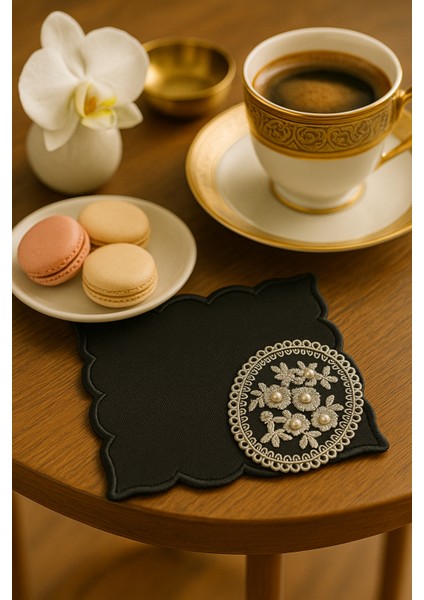 El Emeği Poppy Sunum Matı – Inci Taşlı Oval Çerçeve Işleme, Özel Tasarım Siyah Altlık modelleri