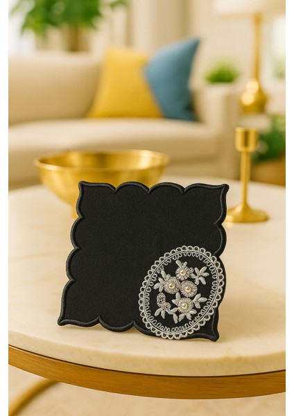 El Emeği Poppy Sunum Matı – Inci Taşlı Oval Çerçeve Işleme, Özel Tasarım Siyah Altlık fırsatları