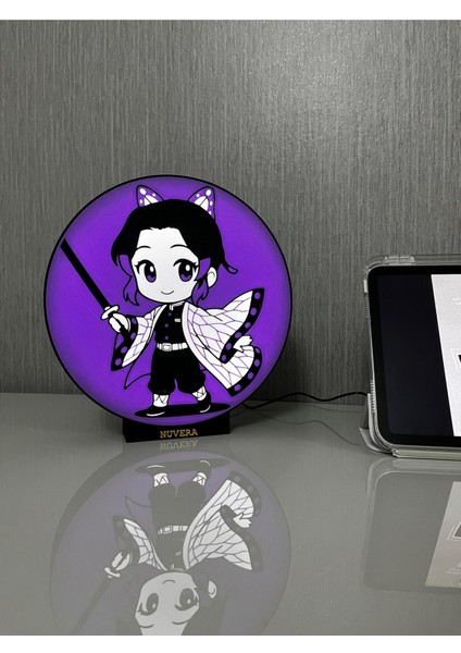 Mor Işıklı Anime Karakter LED Gece Lambası – Masaüstü Dekor ve Hediye