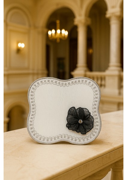 Siyah Çiçekli Gümüş Işlemeli Zarif Kahve Sunum Peçetesi fırsatları