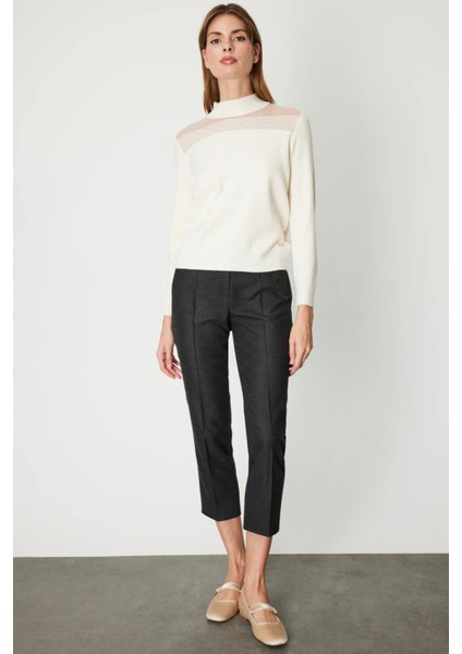 On Yakası Tül Detaylı Taşlı Triko Kazak