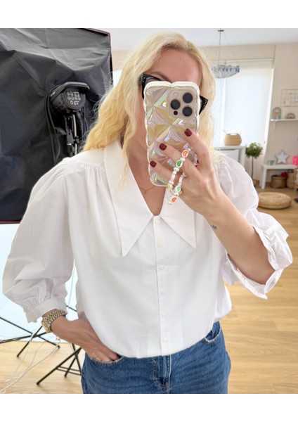 Geniş Yakalı Beyaz Gömlek