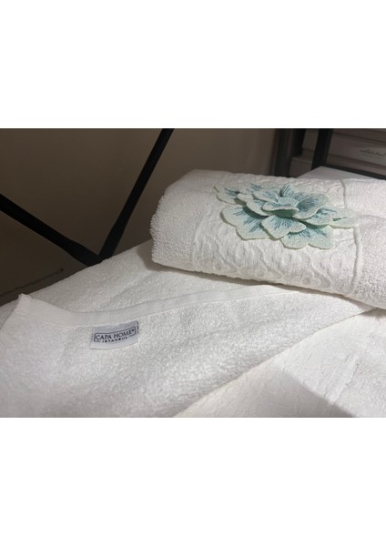 Çiçek Kabartmalı El Yüz Havlusu