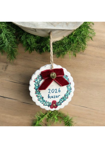 2026 El Yapımı Seramik Yılbaşı Ağacı Süsü – Kadife Kurdele ve Çan Detaylı