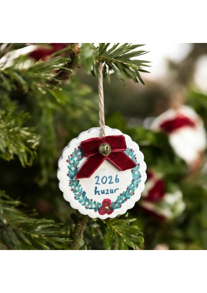2026 El Yapımı Seramik Yılbaşı Ağacı Süsü – Kadife Kurdele ve Çan Detaylı fiyatları