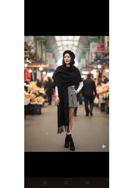 Kadın Siyah Püsküllü Geniş Omuz Şal-Atkı