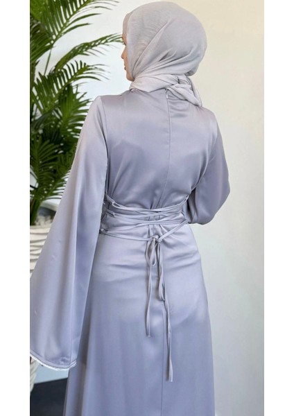 Manşeti ve Bel Taş Işlemeli Saten Abiye modelleri