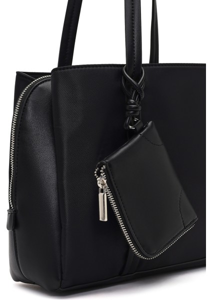 Kadın Siyah Aksesuarlı Klasik Omuz Çantası 25WBD274714