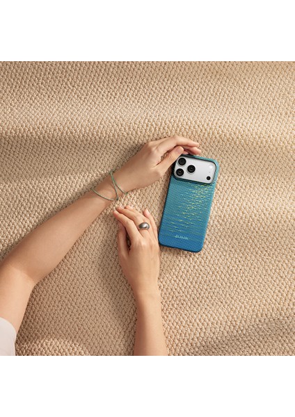 iPhone 17 Pro Uyumlu Kılıf M-Safeli Aramid Fiber Pitaka Glints Of Gold Ultra Slim Serisi Kapak Mavi