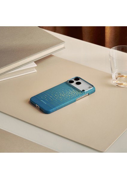 iPhone 17 Pro Uyumlu Kılıf M-Safeli Aramid Fiber Pitaka Glints Of Gold Ultra Slim Serisi Kapak Mavi