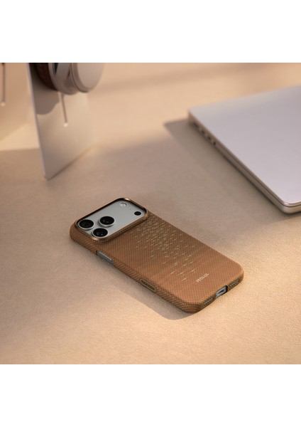 iPhone 17 Pro Uyumlu Kılıf M-Safeli Aramid Fiber Pitaka Glints Of Gold Ultra Slim Serisi Kapak Gold