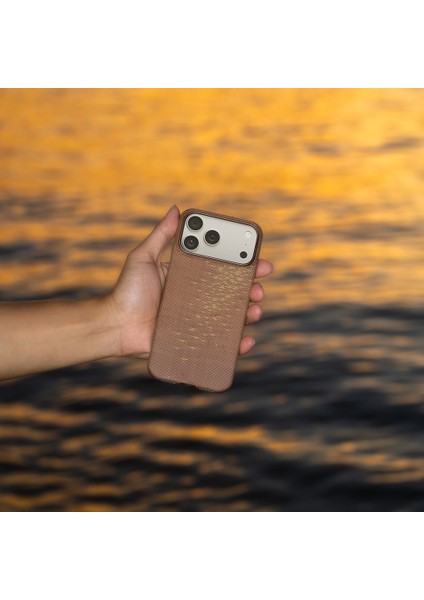 iPhone 17 Pro Uyumlu Kılıf M-Safeli Aramid Fiber Pitaka Glints Of Gold Ultra Slim Serisi Kapak Gold