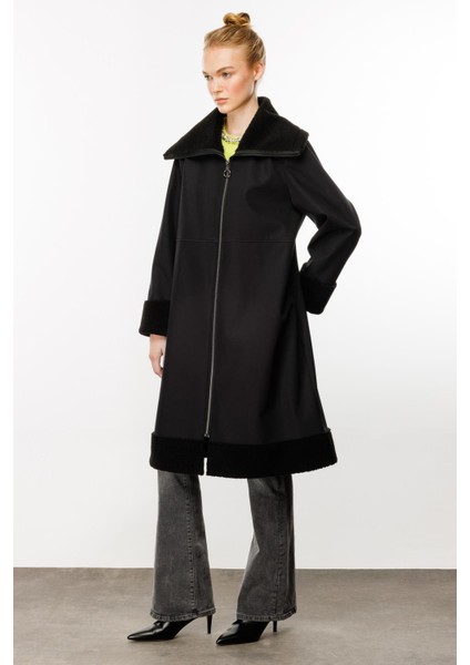 Softy Kol ve Yaka Kürk Detaylı Hafif Rahat Kulanım Sunan Içi Polar Kaplı Kap Manto-Siyah