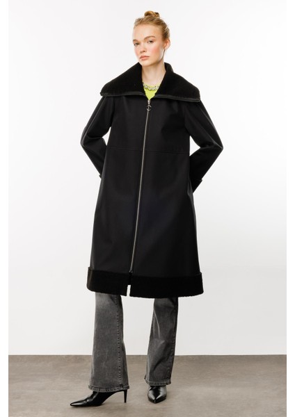 Softy Kol ve Yaka Kürk Detaylı Hafif Rahat Kulanım Sunan Içi Polar Kaplı Kap Manto-Siyah modelleri