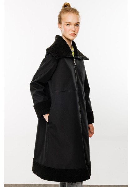 Softy Kol ve Yaka Kürk Detaylı Hafif Rahat Kulanım Sunan Içi Polar Kaplı Kap Manto-Siyah