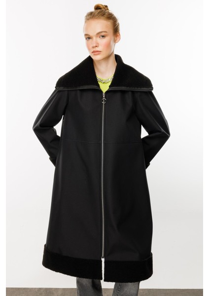 Softy Kol ve Yaka Kürk Detaylı Hafif Rahat Kulanım Sunan Içi Polar Kaplı Kap Manto-Siyah